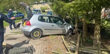 Pościg zakończony celową czołówką z policją. W aucie mieli wszystko, czego nie wolno