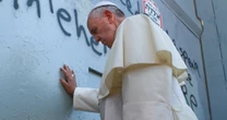 "Karmił bezdomnych pizzą, mył stopy więźniom". Papież Franciszek otworzył drzwi Watykanu. Teraz mogą ponownie się zatrzasnąć