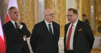 Członek PKW wygwizdany. Incydent na Placu Zamkowym [RELACJA NA ŻYWO]