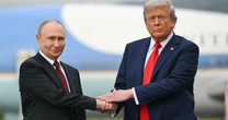 "Spektakularne zakończenie izolacji". Brytyjczycy o geście Trumpa