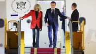 To wideo jest viralem. Macron odepchnięty przez żonę, jego biuro wyjaśnia