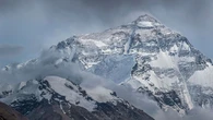 Groźna burza śnieżna w Himalajach. 350 osób ewakuowanych spod Everestu
