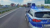 Wypadek na obwodnicy. Metalowe rury zsunęły się wprost na osobówkę