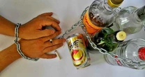 'Eu acordava e a primeira coisa que fazia era ir para o bar', diz participante do AA