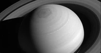 Telescópio James Webb acha alto volume de vapor de água em lua de Saturno