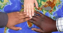 Médico desenvolve guia humanizado para tratar refugiados; entenda
