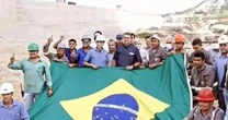 Ministrio apaga imagem de operrios fazendo 'L' em foto com Bolsonaro