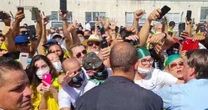 Sem mscara, Bolsonaro provoca aglomerao em chegada ao Esprito Santo