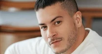 Arthur Aguiar aplicou botox nas axilas para controlar suor; médica explica