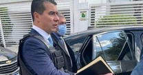 Luis Miranda chega para depor com colete prova de balas e Bblia na mo