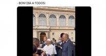Bolsonaro posta vdeo do papa Francisco cumprimentando fiis sem mscara