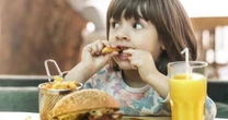 Alimentação: pediatra explica como lidar com o colesterol alto na infância