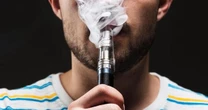 Danos de cigarro eletrônico são maiores nos jovens; entenda