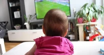Reduzir tempo de TV em crianças diminui risco de síndrome metabólica futura