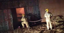 Vdeo: bombeiros precisam de mais de sete horas para conter fogo em galpo
