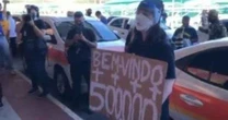 Vdeo: jovem xingada por bolsonaristas por mostrar cartaz com mortos