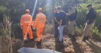 Mistrio envolve o corpo que boiava em crrego na zona rural de Caratinga