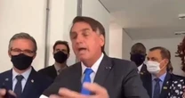 Bolsonaro tira mscara durante entrevista e manda reprter calar a boca