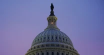 Шатдаун у США: що може статися? Під час шатдауну у США більшість урядових служб зупиняють роботу, але є винятки. Кого саме вони стосуються і як призупинення роботи уряду впливає на економіку?