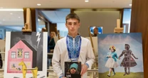 «Думав, бачу мертвого, а він комір поправляє». Герой фільму «Віддалений гавкіт собак» розповів, як вибирався з окупації У будинку хлопця жили російські військові. Каже: лишили «Z» на паркані і били собаку, бо «схожий на бандерівця»