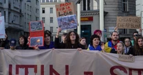Проросійська хода і український протест: як у Відні минуло 9 травня «Путін – терорист. У мене друзі в Україні. Росіяни вбивали українців у Маріуполі» – латвійка на акції у Відні