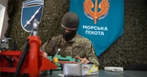 Технології війни під мікроскопом: як українська РЕБ-майстерня читає російські БпЛА У прихованій від сторонніх очей майстерні фахівці майже безперервно аналізують конструкції дронів, програмне забезпечення та частоти зв’язку