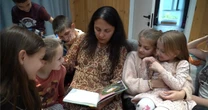 «Чужих дітей не буває»: подружжя переселенців врятувало з окупації і дало шанс на родину дітям у скруті Переїхавши у зведений для них будинок, родина прихистила ще трьох сестричок. Сьогодні в домі 10 дітей