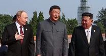 Сі, Путін та Кім продемонстрували єдність на військовому параді в Китаї Китай продемонстрував свою зростаючу військову потужність та стратегічні альянси під час грандіозного параду в Пекіні, присвяченого 80-річчю закінчення Другої світової війни