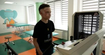 «Мамине взуття. Я доріс і тепер воно – моє». Історія Романа, який вижив під час удару по Вінниці, а його мама загинула Розмова із Романком і його батьком про те, через що їм довелося пройти