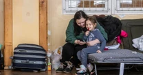 «Люди можуть опинитися на вулиці». Польща змінює правила проживання для українських біженців у прихистках Із першого листопада у країні змінюються правила проживання у прихистках для українських біженців. Речник польського уряду заявив: настав час згортати цей вид допомоги