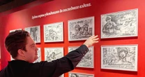 Гротеск і карикатура: як Північна Корея зображає загибель українських військових У Москві відкрилася виставка північнокорейського пропагандистського мистецтва, на якій зображено, зокрема, ілюстрації розстрілу українських військових.