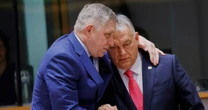 Обмеження ціни на нафту та вето Словаччини блокують нові санкції ЄС проти Росії Обмеження ціни на російську нафту досі присутнє в проєкті, з яким ознайомилось Радіо Свобода, але виникає питання, чи залишиться воно в остаточній версії