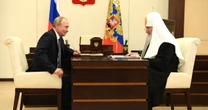 Кабінети-двійники. Патріарх РПЦ Кирило разом з Путіним влаштували містифікацію Розслідування виявило дивовижний випадок: патріарх РПЦ Кирило зміг опинитися одночасно у двох місцях. Як йому це вдалося?