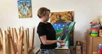 «Там мертва земля – трупи, трупи, трупи». Як переселенка з Донеччини допомагає ВПО після евакуації «Я була з малою в дворі. Почався обстріл. І уламок прилетів в груди – гаряченький, гостренький, важкенький»