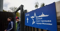Більше війни, менше грошей: про що може свідчити скорочення виплат на війну Росії в Україні Середній розмір виплати у 37 регіонах був 1,4 мільйона рублів (17 700 доларів США) – що суттєво перевищує середню річну зарплату у Росії