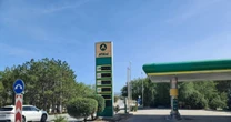 Бензину немає. А коли буде? Небачена з часів СРСР криза з пальним в окупованому Криму На кримських АЗС закінчився бензин. До цього призвели регулярні дронові атаки ЗСУ по нафтопереробних заводах Росії