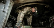 США призупиняють частину поставок зброї до України: наслідки За повідомленнями американських ЗМІ, серед видів озброєння, які тимчасово затримуються: ракети для систем ППО Patriot, високоточна артилерія, ракети Hellfire