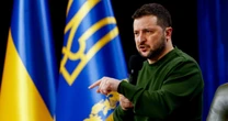 «Вдягну костюм, коли закінчиться війна». Стиль та образ президента Зеленського – до та під час масштабної війни з РФ На зустріч із президентом США у лютому Зеленський приїхав у світшоті. Трамп не залишив це без коментарів