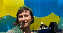 «Кольори, за якими впізнають Україну»: волонтерка з Донеччини шиє прапори для фронту і ставить рекорди «Коли ти патріот на Донеччині, Луганщині, ти за прапор міг потрапити «на підвал». Було й таке, що людей катували»