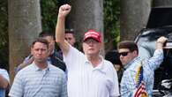 Trump poses for picture with Bills players at golf course