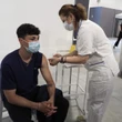 Vaccinazioni, l’Italia punta sui giovani: raddoppiano le somministrazioni a 20enni e 30enni