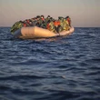 Barca in difficoltà con 100 persone, Alarm Phone: “Il motore è rotto, migranti esausti e disperati”