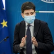 Speranza: “La mascherina resta fondamentale, utilizzarla all’aperto se c’è rischio assembramento”