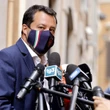 I politici che vogliono togliere subito mascherina all’aperto: la proposta di levarla con Green Pass