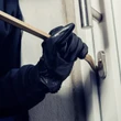 Giovane ladra arrestata a Napoli mentre forza la porta di un appartamento