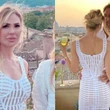 Ilary Blasi come una sposa: per l’anniversario di nozze con Totti sceglie l’abito bianco effetto nude