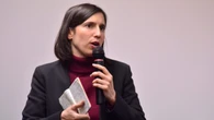 Rubano lo zaino alla candidata alle primarie del Pd Elly Schlein: "Ridatemi almeno i taccuini"