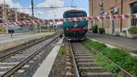 Attraversa i binari, inciampa e viene travolto da un treno: grave un uomo di 58 anni