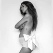 Rosa Perrotta mostra il pancione: l’annuncio della gravidanza è in topless e col maxi fiocco