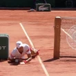 La brutta caduta di Djokovic durante la finale del Roland Garros contro Tsitsipas